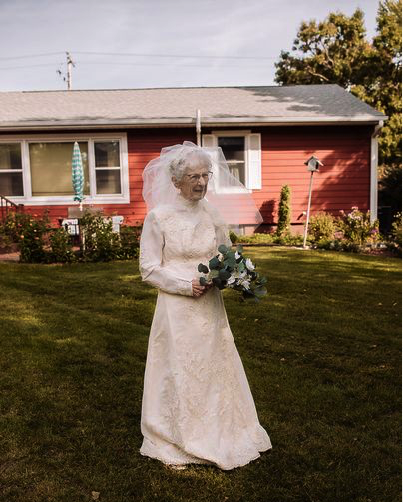 Their wedding day had no gown and no photographer. So 97-YO bride and 98-YO groom recreated it 77 years later